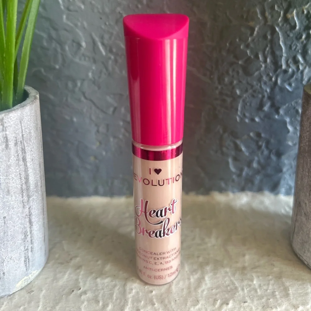 Revolution Heartbreak Concealer Buttermilk with Pink Heart Cap NWT